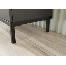 Gros plan d''un meuble de salle de bains avec pieds en métal sur un plancher en bois.
