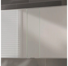 Armoire de toilette à trois portes dans la salle de bain