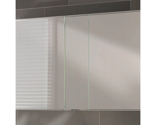 Armoire de toilette à trois portes dans la salle de bain