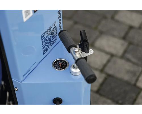Nahaufnahme einer Fahrradluftpumpe mit Manometer und QR-Code