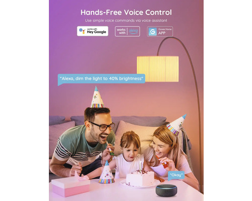 Familie feiert mit einem intelligenten Lautsprecher, der per Sprachsteuerung bedient wird.