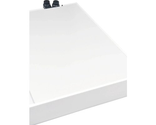 Detailansicht eines weißen Waschbeckens mit Armaturen