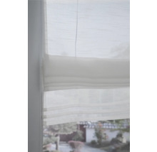 Nahaufnahme eines weißen Faltstores am Fenster für Sichtschutz und Dekoration.