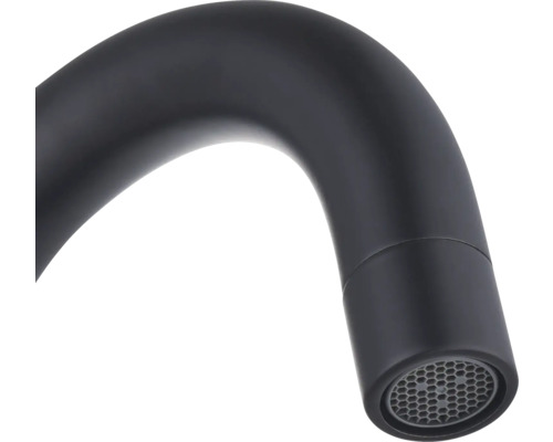 Detailaufnahme eines schwarzen Wasserhahn-Auslaufs