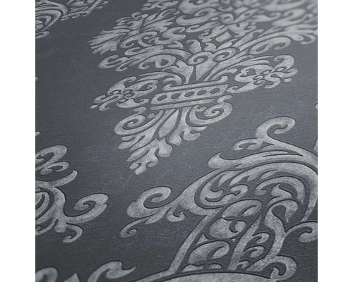 Nahaufnahme einer Tapete mit ornamentalen Verzierungen.