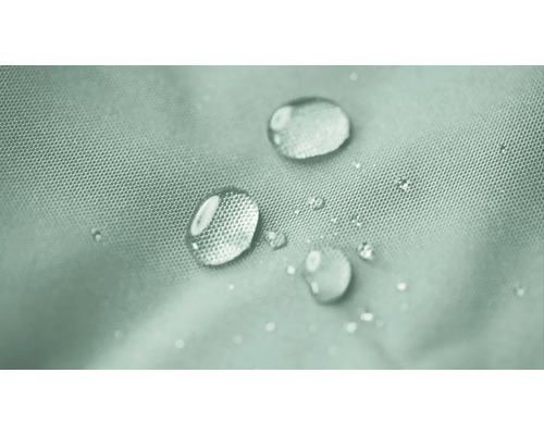 Nahaufnahme von Wassertropfen auf wasserabweisendem Stoff