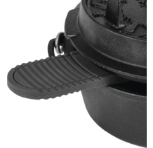 Detailansicht eines gusseisernen Dutch Oven mit Deckelheber