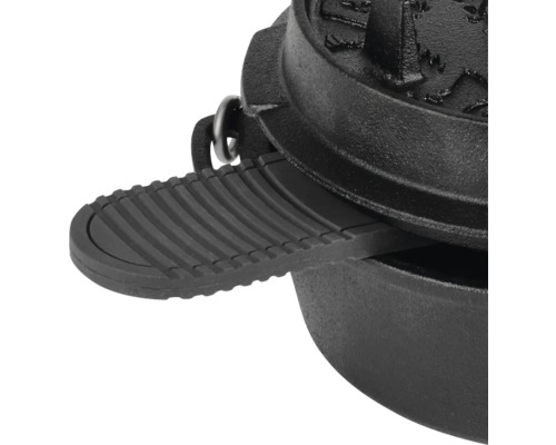 Vue détaillée d''un four hollandais en fonte avec lève-couvercle