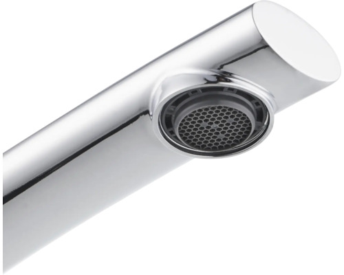 Detailaufnahme eines Wasserhahn-Auslaufs mit Perlator