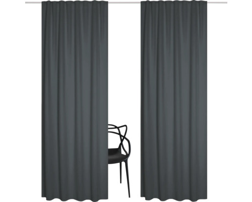 Deux rideaux gris avec une chaise entre eux