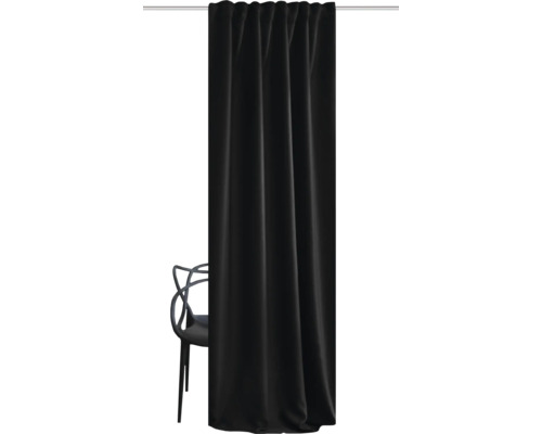 Rideau noir à côté d''une chaise
