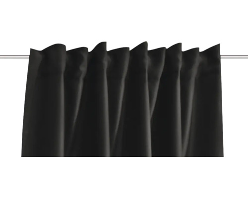 Rideau en tissu drapé sur une tringle