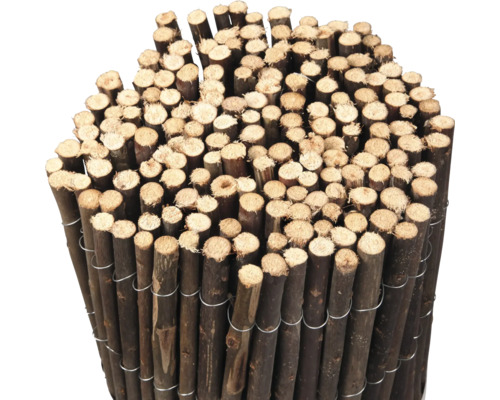 Clôture en rouleau en bois reliée par du fil de fer