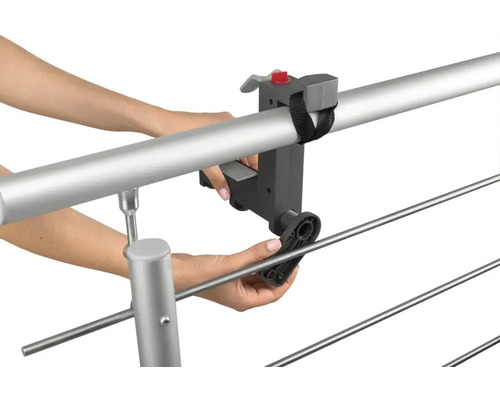 Montage einer Wäschespinne am Geländer mit einer Halterung.