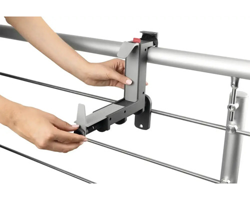 Montage eines Balkonkastenhalters an einem Geländer