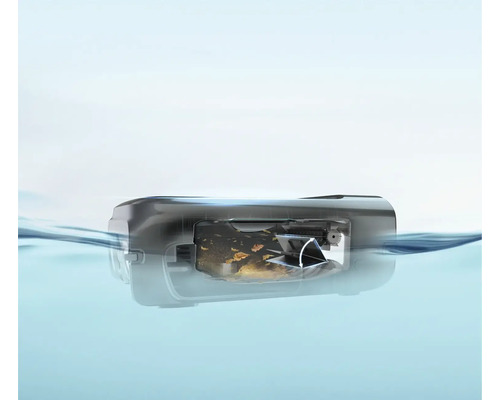 Coupe transversale d''un nettoyeur de bassin dans l''eau avec des particules de saleté