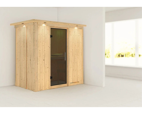 Holzsauna mit Glastür und Beleuchtung in einem hellen Raum.