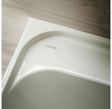 Vue détaillée d''un lavabo blanc avec le logo Laufen.