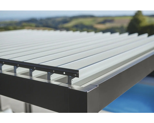Vue détaillée d''un toit de terrasse en métal avec des lamelles
