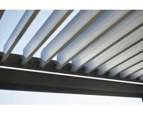 Vue détaillée d''un toit de terrasse en aluminium avec des lamelles