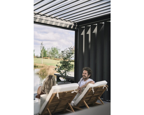 Scène avec une pergola, des chaises longues et des personnes détendues dans le jardin