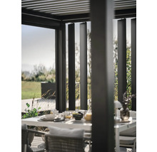 Terrassenüberdachung mit Lamellen und Esstisch im Aussenbereich