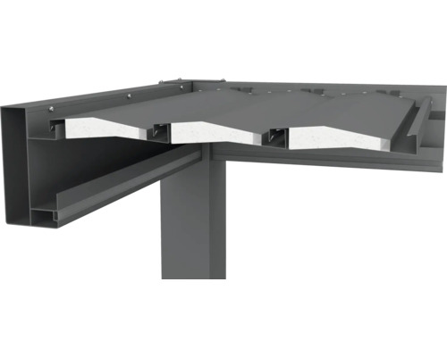 Vue détaillée d''un toit de terrasse avec des éléments métalliques et une isolation