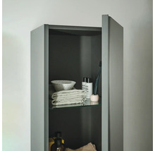 Armoire haute de salle de bain avec serviettes et accessoires