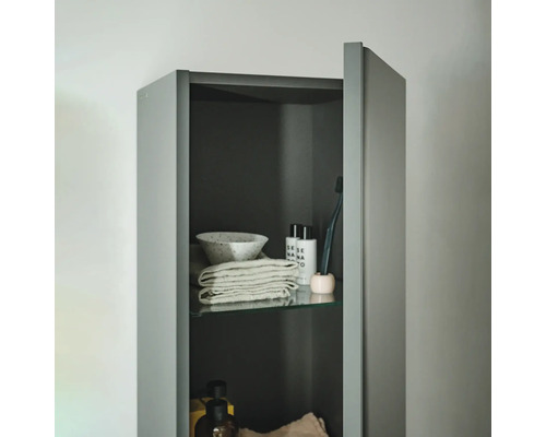 Armoire haute de salle de bain avec serviettes et accessoires