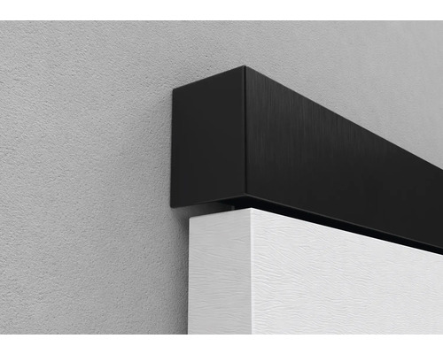 Vue détaillée d''un dormant de porte avec un vantail blanc et un cadre noir