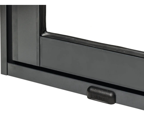 Detailansicht eines Fensters mit Rahmen und Griff