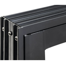 Gros plan d''un cadre de fenêtre noir en aluminium.