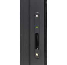 Detailansicht eines Fenstergriffs mit integrierter Wasserwaage und Schraubenbefestigung