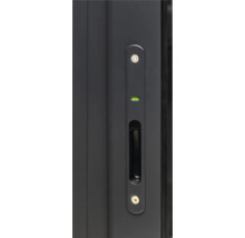 Detailansicht einer Schiebetür mit Griff und integrierter Wasserwaage