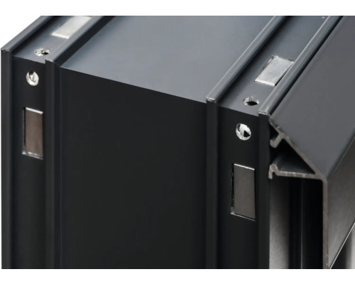 Detailansicht eines Aluminiumrahmens mit Magnetbefestigung und Schraublöchern.