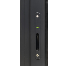 Detailansicht eines Fenstergriffs mit integrierter Wasserwaage