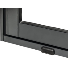 Detailansicht eines schwarzen Fensterrahmens