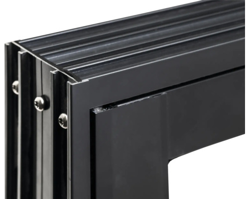 Detailansicht eines Fensterrahmens aus Metall