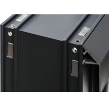 Detailansicht eines schwarzen Aluminiumprofils mit Magnetbefestigung