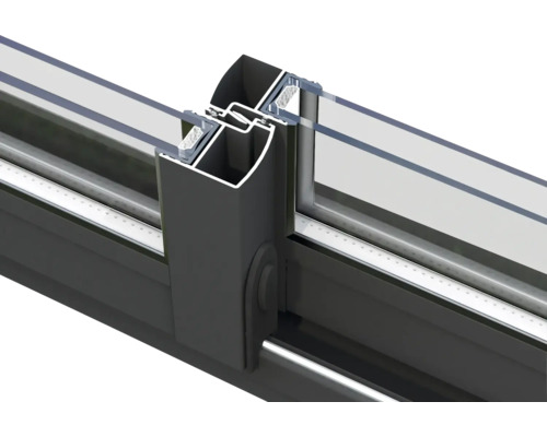 Detailansicht eines Aluminiumschiebetürsystems mit Glasfüllung.
