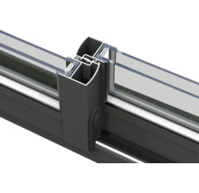 Detailansicht eines Schiebefensterrahmens aus Aluminium und Glas