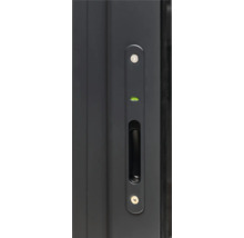 Detailansicht einer Schiebetür mit Griff und integrierter Wasserwaage