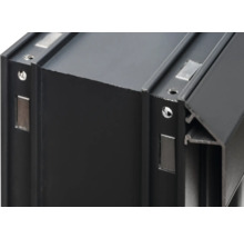 Detailansicht eines schwarzen Aluminiumprofils mit Magnetbefestigung