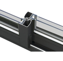 Vue détaillée d''un cadre de fenêtre en aluminium avec verre