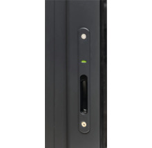 Detailansicht einer Schiebetür mit integrierter Griffleiste und Libelle zur Ausrichtung