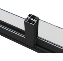 Vue détaillée d''une construction de fenêtre avec cadre en aluminium et verre