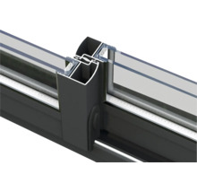 Detailaufnahme eines Fensterprofils mit Glas