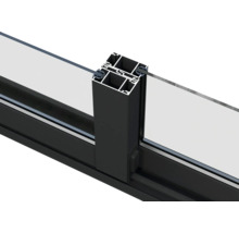 Detailaufnahme eines Fensterrahmens aus Aluminium mit Isolierglas
