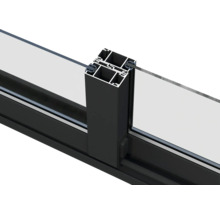 Vue détaillée d''une construction de fenêtre en aluminium et en verre