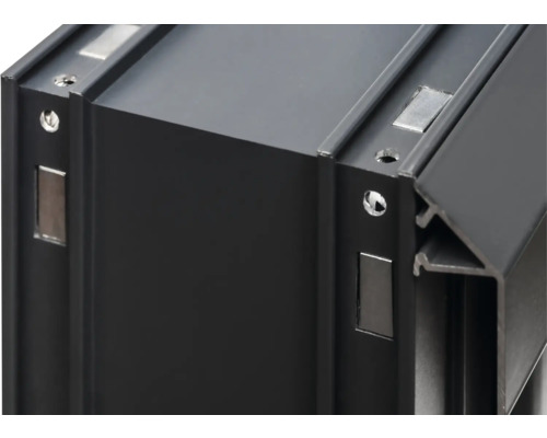 Detailansicht eines schwarzen Aluminiumprofils mit Bohrungen